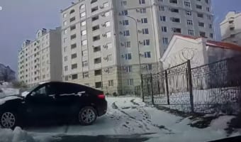 間一髪！スリップでコントロールできない車をかわすドラテクが神すぎた