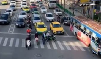 タイって優しい国なんだなと思える素敵な動画！横断歩道を渡るおじいさんと心優しいライダー