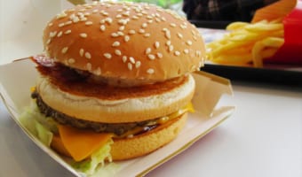 【超貴重】80年代のマクドナルドで使われていた“トレイに敷く紙”が保存されていて話題に!