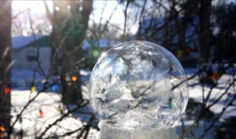 まるで水晶。寒冷地でシャボン玉が凍る様子が神秘的！