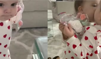 「可愛い子がいるわ!」鏡に映る自分にキスするベイビーが愛おしい♪