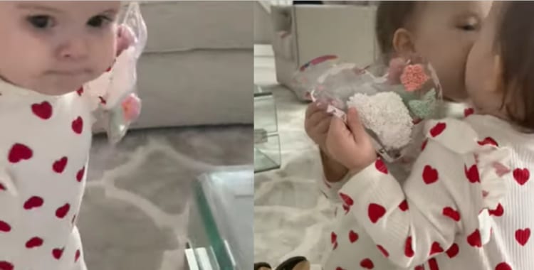 「可愛い子がいるわ！」鏡に映る自分にキスするベイビーが愛おしい♪