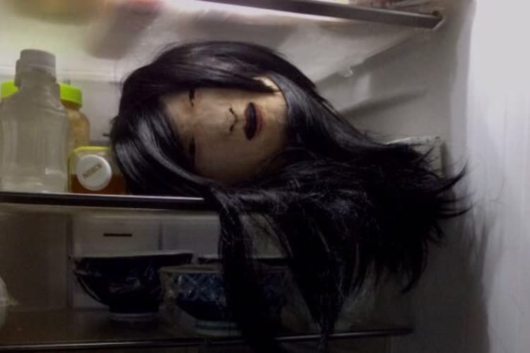 冷蔵庫の中に生首！？絵の具で顔が描かれた「生首メロン」の出来が凄くて怖すぎる！