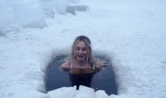 極寒の中で自然の氷風呂!?流行のモーニングルーティン動画だけどこれはやり過ぎじゃない?(笑)