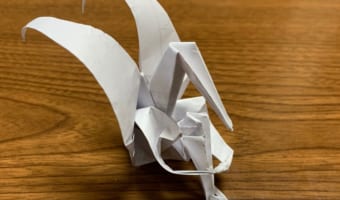 拗ねてる?それとも悩んでる?体育座りする折り鶴が哀愁漂わせていて面白カワイイ