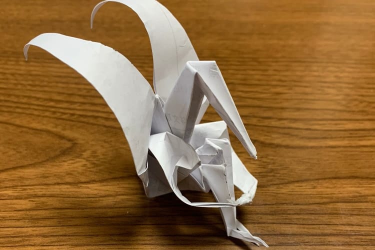 拗ねてる？それとも悩んでる？体育座りする折り鶴が哀愁漂わせていて面白カワイイ