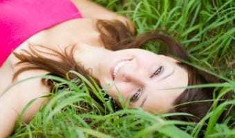 「愛想」と「愛嬌」の違いは何？つい混合してしまう言葉の使い分けをご紹介！