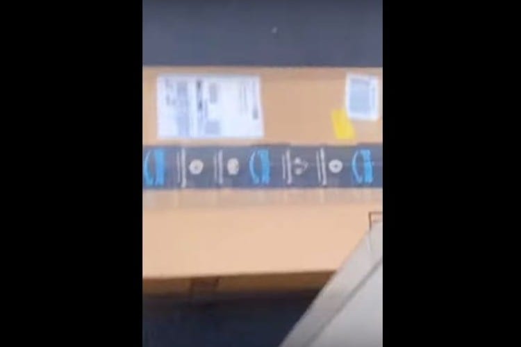 なんてこった！荷物が邪魔で外に出られない！！Amazonの置き配の罠にハマってしまった女性