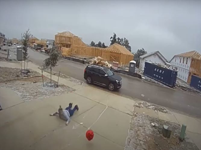 これは痛い！解氷剤を撒いて溶け具合を確かめてたら顔面強打！