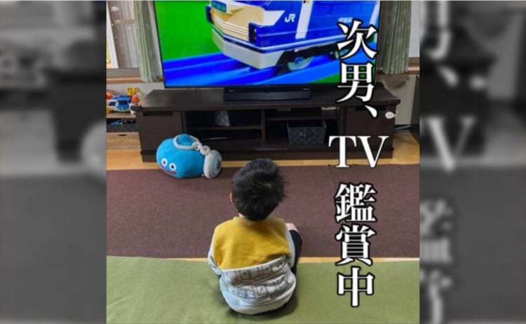 【5児のお母さん爆笑奮闘記】テレビに夢中な次男。家事を終えてから様子を確認すると・・・、目を覆いたくなるとんでもない事案が発生していました！