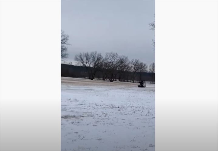 スノーモービルかと思ったら違った･･･雪の上を滑走する“とある乗り物”が楽しそう！