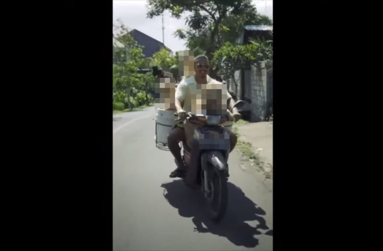 一体何匹乗せている！？いつでも飼い主と一緒にいるワンコたちの凄い光景(笑)