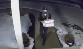 これもサービスの一環か(笑) ピザの配達員が見せた想定外のパフォーマンスが話題に！