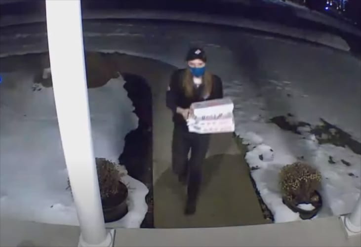 これもサービスの一環か(笑) ピザの配達員が見せた想定外のパフォーマンスが話題に！