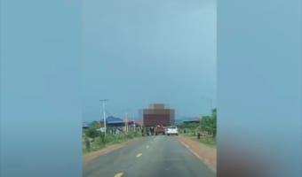 おいおいっマジかよっ！前方のトラクターをよく見ると、信じられないものを運んでいた！