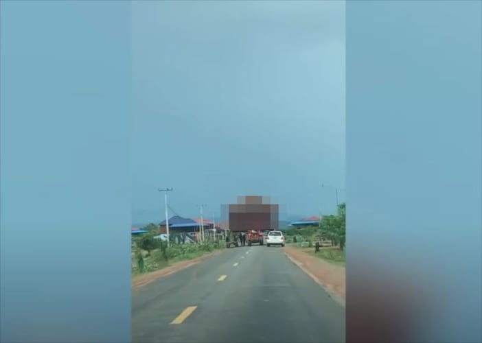 おいおいっマジかよっ！前方のトラクターをよく見ると、信じられないものを運んでいた！