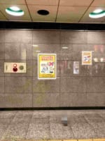 ハンパない哀愁が漂う1枚の写真が話題に！ハトのポスターの下に目を向けると･･･(涙)