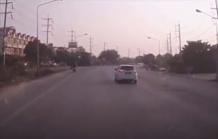 事故や故障の様子もないのに道の途中で止まっている車。その理由はこの車の横へ回ると判明するのですが・・・、そこには感動の光景がありました！！