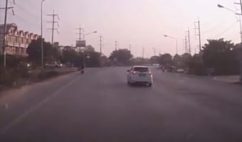 事故や故障の様子もないのに道の途中で止まっている車。その理由はこの車の横へ回ると判明するのですが・・・、そこには感動の光景がありました！！