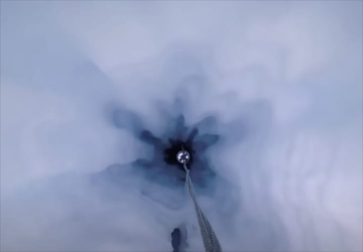 一体コレは何！？南極の厚さ900mを誇る棚氷の下で“未知なる生物”が発見される！