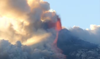 【ド迫力映像】イタリアのエトナ山が噴火!至近距離で撮影された映像が恐ろしすぎる・・・