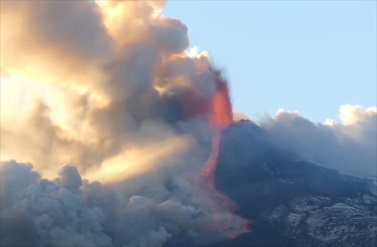 【ド迫力映像】イタリアのエトナ山が噴火！至近距離で撮影された映像が恐ろしすぎる･･･