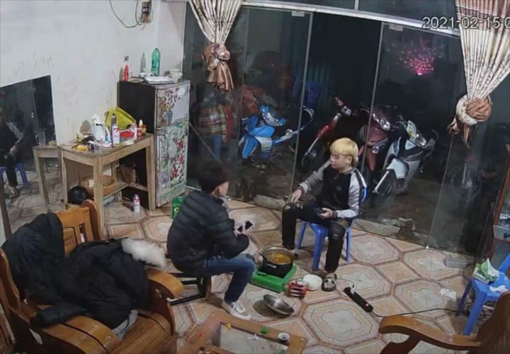 友人と鍋を囲む楽しいひととき･･･のはずが、目も当てられないアクシデントが発生！