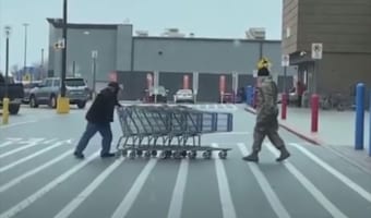 足元が滑ってカートを押しても前に進まない・・・男性が助けに向かうもトンデモナイ悲劇が発生!