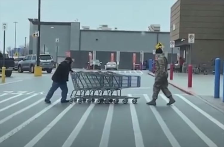 足元が滑ってカートを押しても前に進まない･･･男性が助けに向かうもトンデモナイ悲劇が発生！