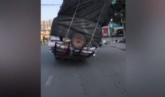 目の前を走るトラックが今にも横転しそうでヤバすぎる!バイクが横を通ろうとすると・・・