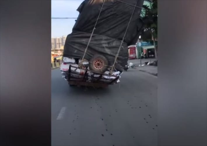 目の前を走るトラックが今にも横転しそうでヤバすぎる！バイクが横を通ろうとすると･･･