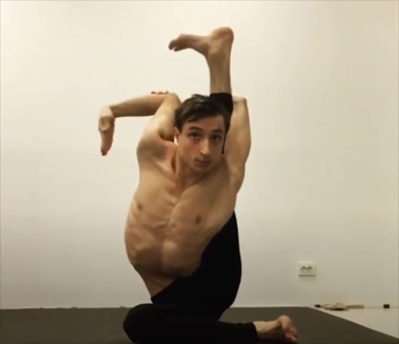 【驚愕動画】一体どうなってるんだ！？曲芸師のパフォーマンスアートがぶっ飛んでいる！