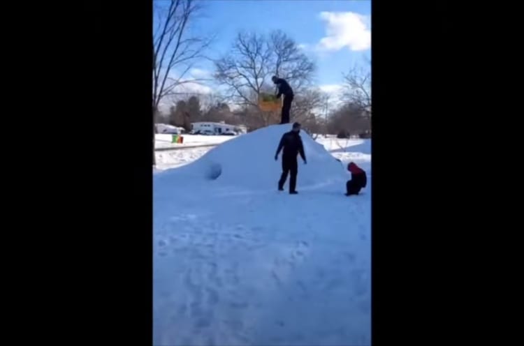 そうだったのか！子供達と一緒にソリで滑って遊んでいる大人達の“正体”を知って驚いた！