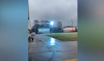 【衝撃映像】怖すぎる！でっかい火花が電線をつたって移動する衝撃的瞬間が目撃される！