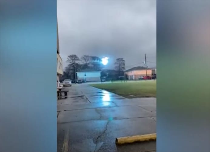 【衝撃映像】怖すぎる！でっかい火花が電線をつたって移動する衝撃的瞬間が目撃される！