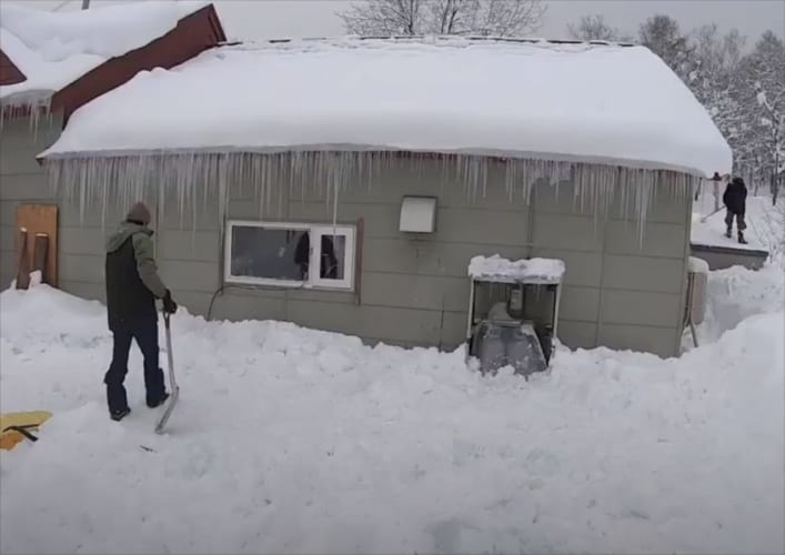 やはり油断は禁物！ガレージの屋根から雪が突然崩れてきた瞬間が恐ろしい･･･！