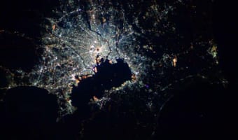 宇宙飛行士・ 野口聡一さんが投稿した“宇宙から見た首都圏”が美しい！自分が住む街を探すフォロワーも続出！