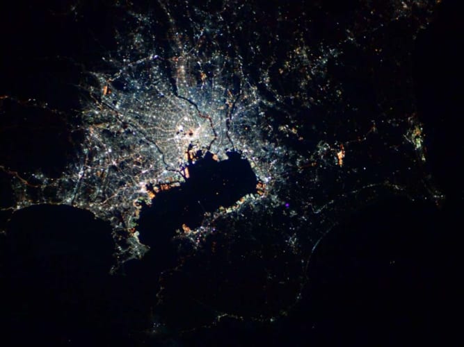 宇宙飛行士・ 野口聡一さんが投稿した“宇宙から見た首都圏”が美しい！自分が住む街を探すフォロワーも続出！