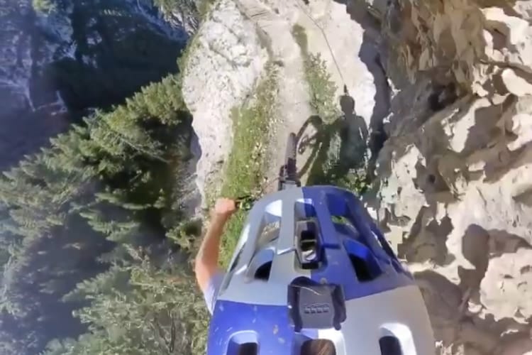 なんてクレイジーなんだ！断崖絶壁を自転車で疾走する映像に下腹キュンってなる！