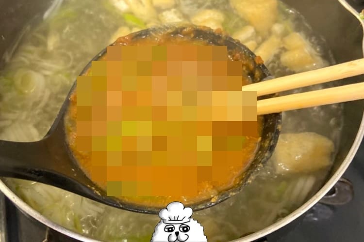 味噌汁ライフハック！お玉と箸で味噌を溶かす時に〇〇を混ぜると一瞬で溶かせる！
