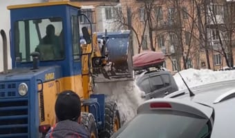【衝撃】ロシアの市街地で車が炎上!斬新かつ圧倒的な消火方法が凄すぎる!
