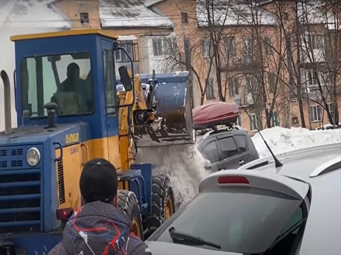【衝撃】ロシアの市街地で車が炎上！斬新かつ圧倒的な消火方法が凄すぎる！