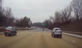 【注意喚起】車のルーフに雪が残ったまま走行すると危険なことがよくわかる動画!