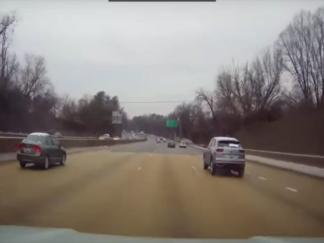 【注意喚起】車のルーフに雪が残ったまま走行すると危険なことがよくわかる動画！