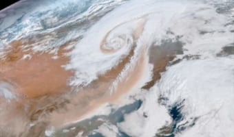 【要注意】こんなにはっきり見えるとは･･･気象衛星がとらえた茶色の「黄砂」が話題に！