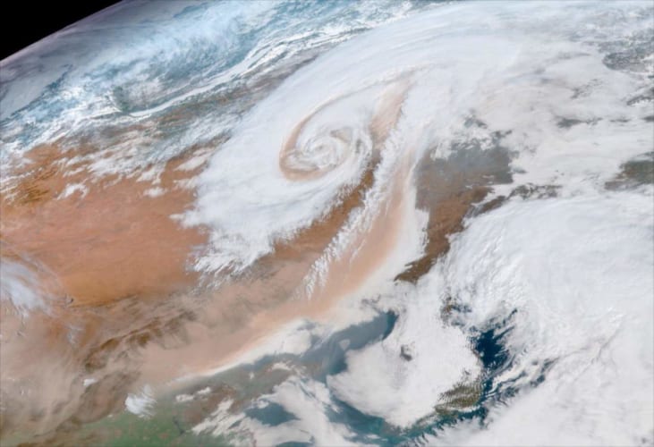 【要注意】こんなにはっきり見えるとは･･･気象衛星がとらえた茶色の「黄砂」が話題に！