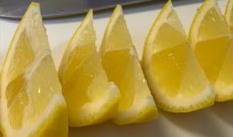 バイトの先輩から教わった“絞りやすいレモンの切り方”が参考になると話題に!