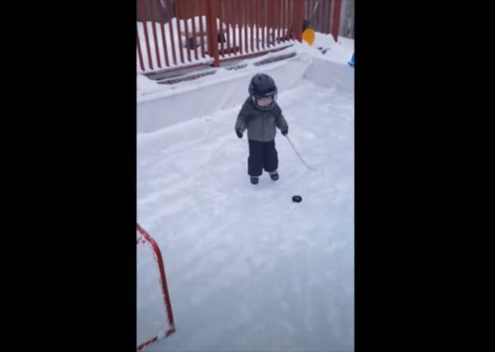 したたかすぎる(笑) アイスホッケーをする1歳の幼児が想定外の手段でゴール決める！