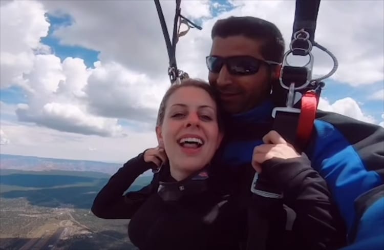 まさかこのタイミングで！？スカイダイビング中にとった彼氏の“驚きの行動”に彼女もビックリ！
