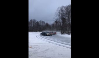 雪上でドリフト走行を見せる何台もの車！この滑りは、むしろスケーティングか！？(笑)